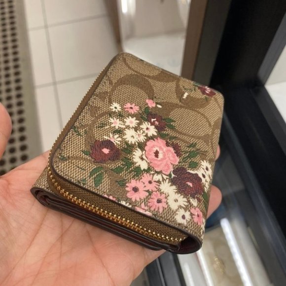 Trifold Wallet With Dandelion Floral - Picture 7 of 8